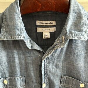 Men’s slim, medium, short sleeve denim shirt made of 100% cotton.
